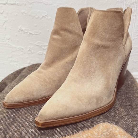 Vince Camuto Gigietta Ankle Boot Tortilla Tan Suede Bootie Size 9.5 - Picture 1 of 9